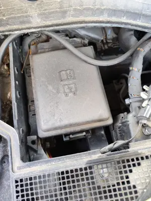 Foto de CAJA RELES / FUSIBLES JAGUAR F-PACE 3.0 V6 Diesel CAT (301 CV / 221 KW)
