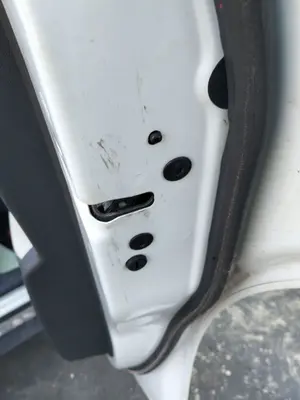 Foto de CERRADURA PUERTA TRASERA DERECHA CITROEN C4 CACTUS 1.2 12V VTi (82 CV / 60 KW) referencia 9819038980