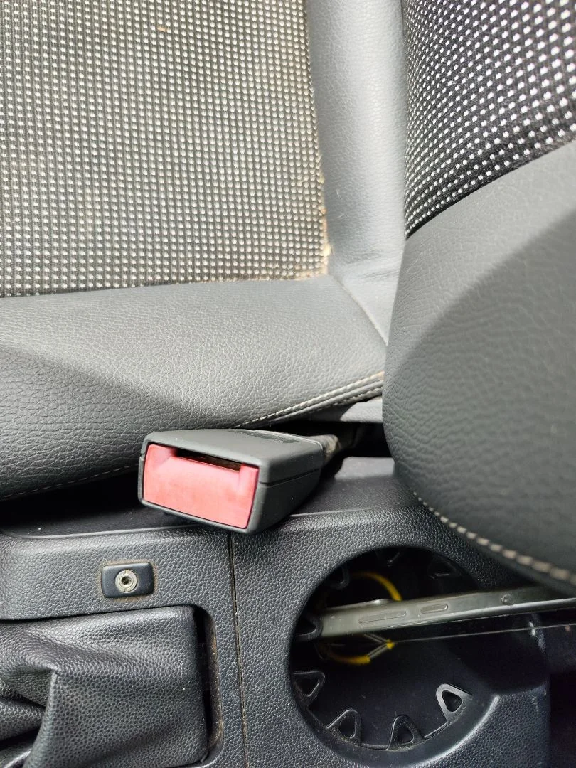 Foto de ENGANCHE CINTURON DELANTERO DERECHO OPEL ASTRA H BERLINA 1.7 16V CDTI (110 CV / 81 KW)