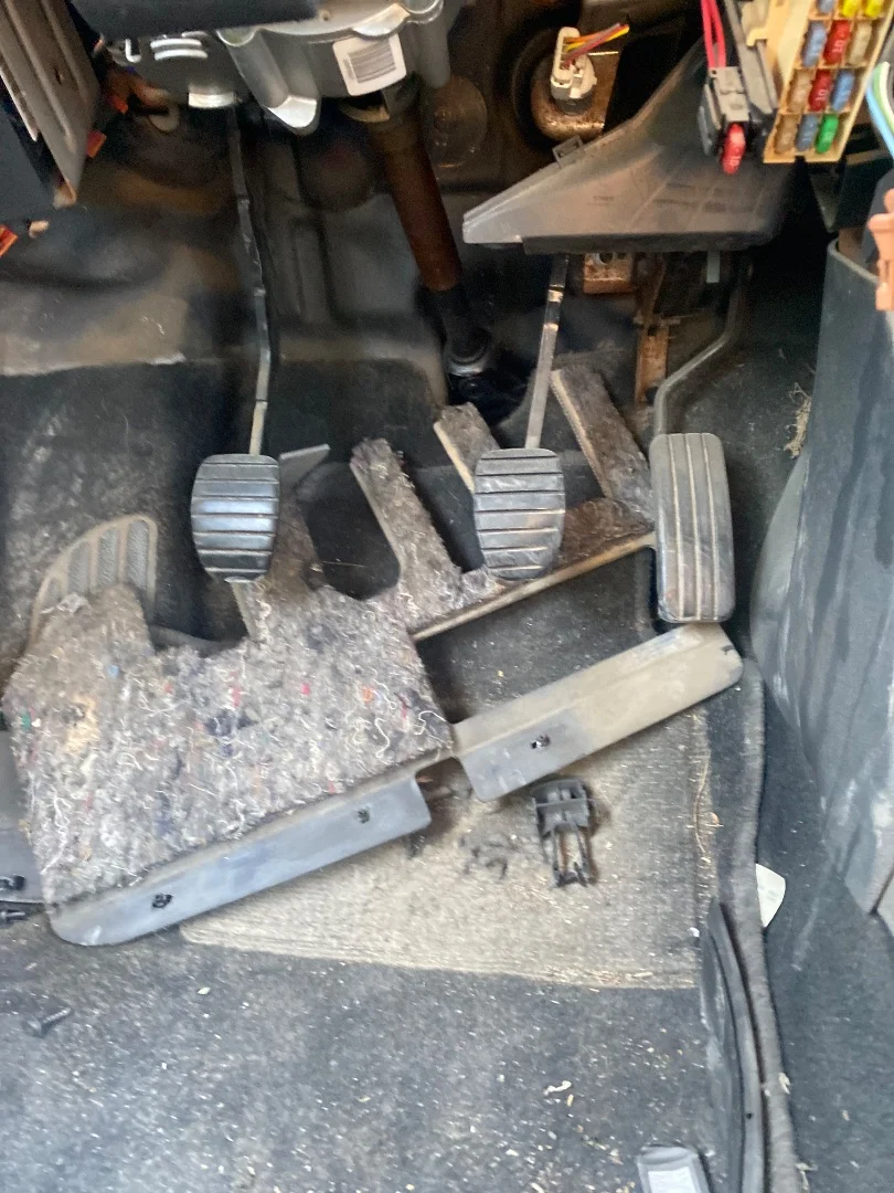 Foto de PEDAL FRENO RENAULT CLIO III 1.2 16V (75 CV / 55 KW) referencia 8200740595