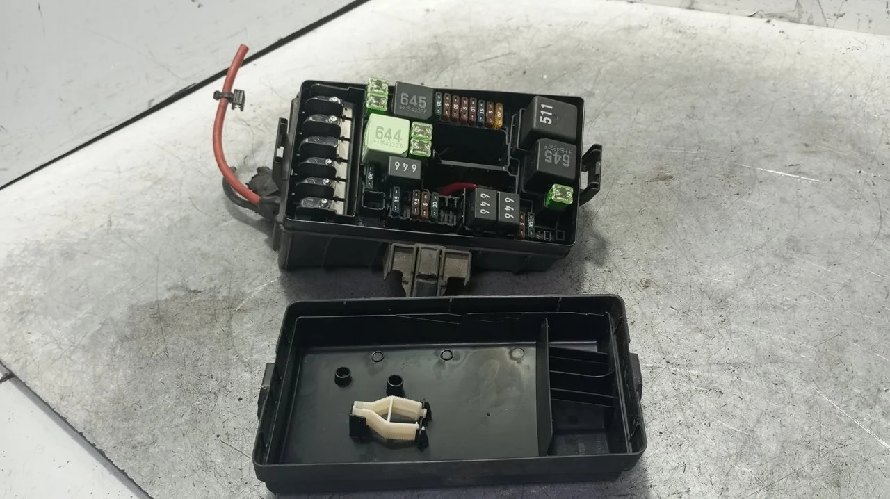 Foto de CAJA RELES / FUSIBLES VOLKSWAGEN GOLF VII (5G1/BE1) 1.6 16V TDI DPF (110 CV / 81 KW) referencia 5009007381C