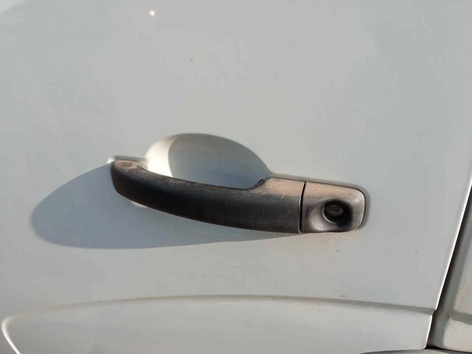 Foto de MANETA EXTERIOR DELANTERA IZQUIERDA NISSAN NV400 FURGON (X62) 2.3 dCi Diesel CAT (125 CV / 92 KW)
