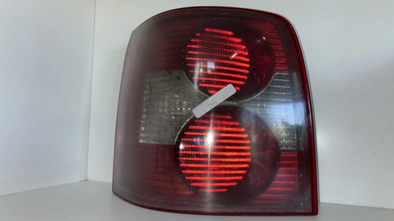 Foto de PILOTO TRASERO IZQUIERDO VOLKSWAGEN PASSAT VARIANT (3B5) referencia 3B9945096AA