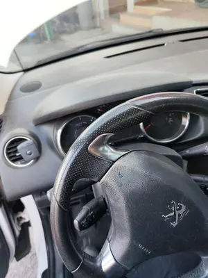 Foto de VOLANTE PEUGEOT 3008 1.6 Blue-HDI FAP (120 CV / 88 KW) foto 2