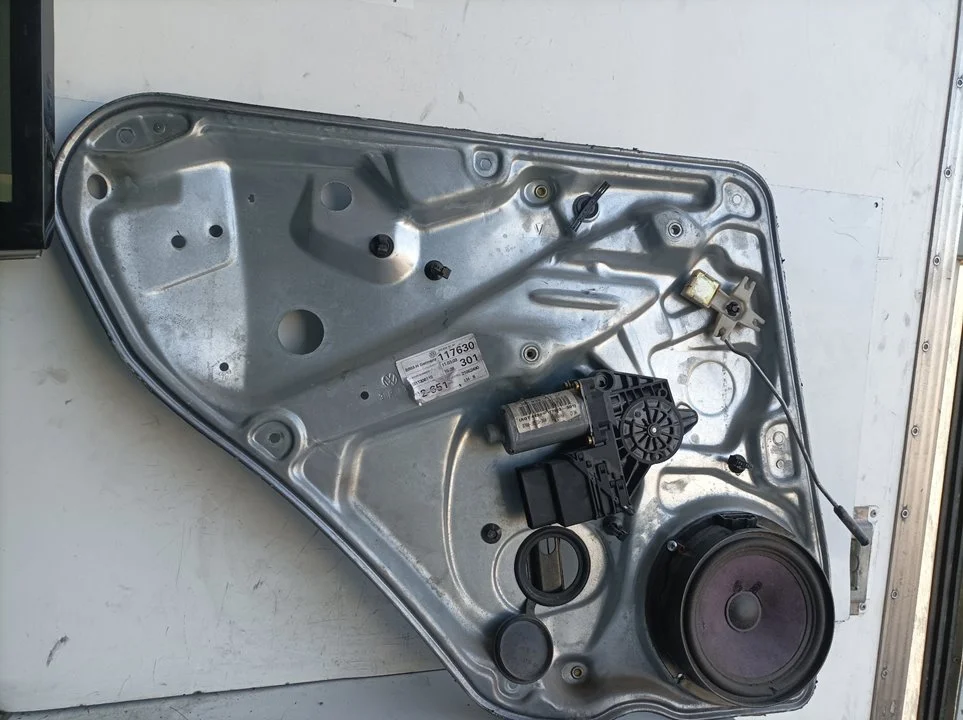 Foto de ELEVALUNAS TRASERO IZQUIERDO VOLKSWAGEN PASSAT VARIANT (3B6) 1.9 TDI (131 CV / 96 KW) referencia 3B9839751