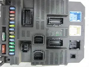 Foto de CAJA RELES / FUSIBLES CITROEN C2 1.1 (60 CV / 44 KW) referencia 9659285680 foto 3