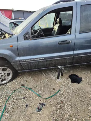 Foto de PUERTA DELANTERA IZQUIERDA JEEP GRAND CHEROKEE (WJ/WG) 4.0 CAT (190 CV / 140 KW)