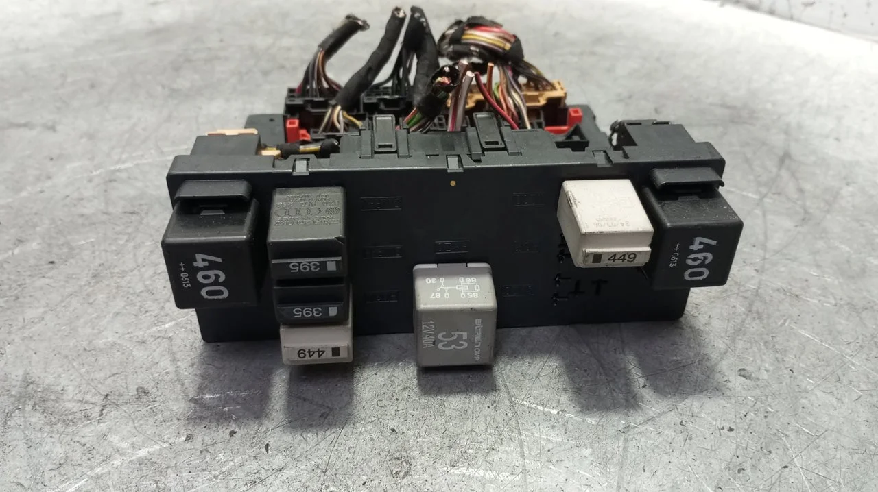 Foto de CAJA RELES / FUSIBLES SEAT TOLEDO (5P2) 1.9 TDI (105 CV / 77 KW) referencia 3C0937049E
