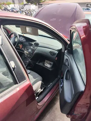Foto de GOMAS CONTORNO PUERTA FORD FOCUS BERLINA (CAK) 1.6 16V CAT (101 CV / 74 KW)