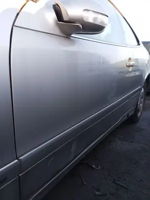 Foto de PUERTA DELANTERA IZQUIERDA MERCEDES-BENZ CLK (BM 208) COUPE 2.0 Compresor CAT (163 CV / 120 KW)