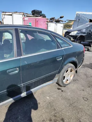 Foto de PUERTA TRASERA IZQUIERDA AUDI A6 BERLINA (4B2) 2.5 V6 24V TDI (150 CV / 110 KW) foto 2