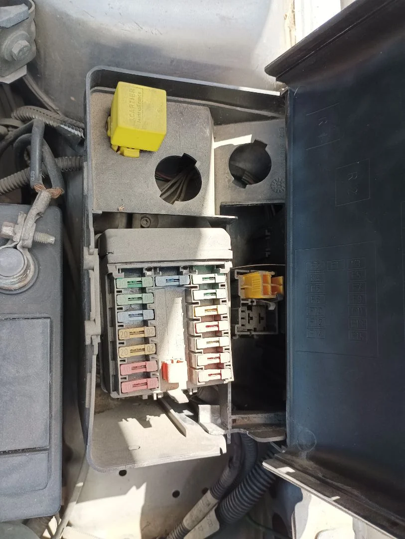 Foto de CAJA RELES / FUSIBLES CITROEN SAXO 1.5 Diesel CAT (VJY. VJZ / TUD5) (54 CV / 40 KW) referencia 9608173180