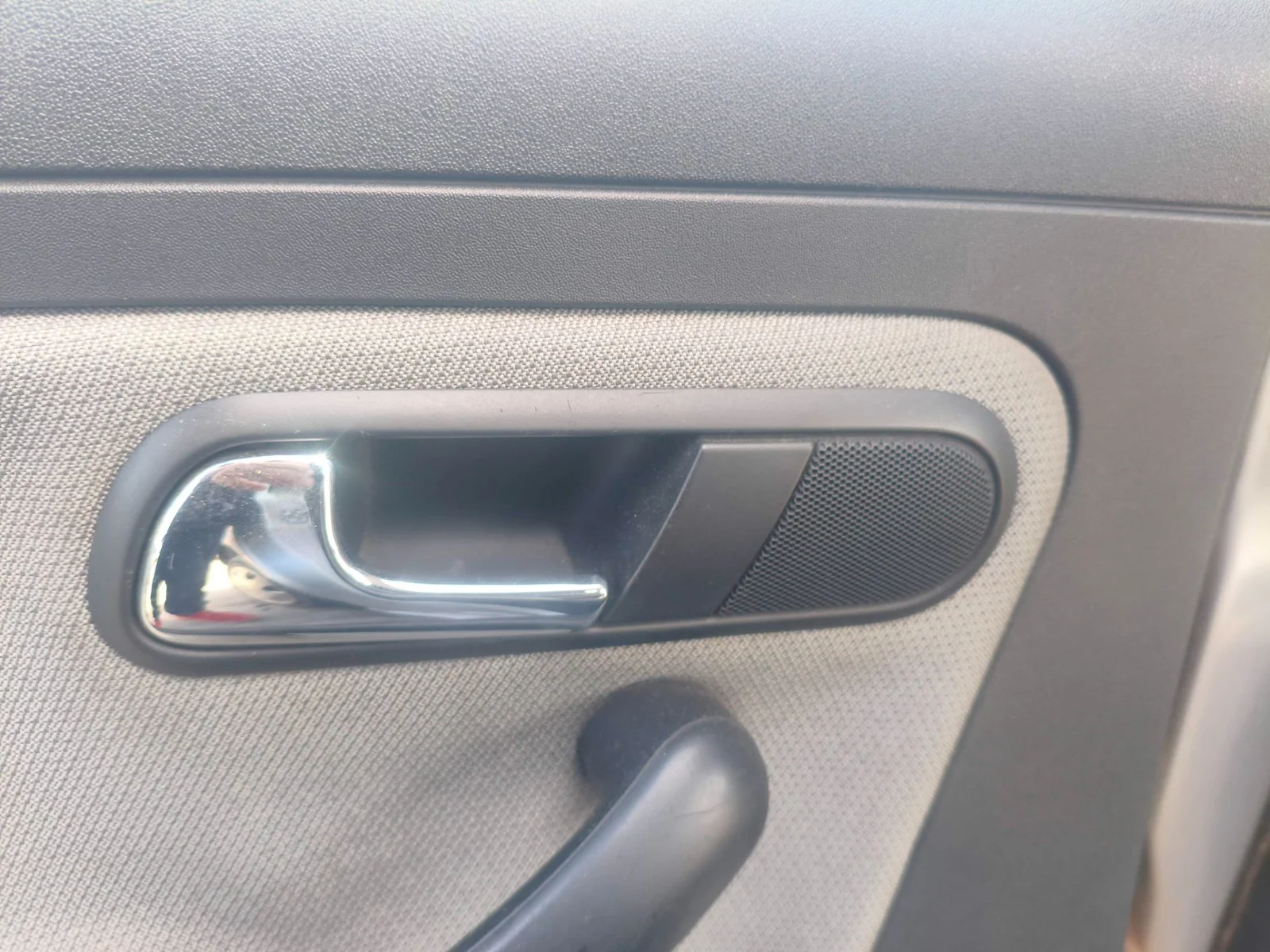 Foto de MANETA INTERIOR TRASERA IZQUIERDA SEAT IBIZA (6L1) 1.4 16V (75 CV / 55 KW) referencia 6L4839113 4X4