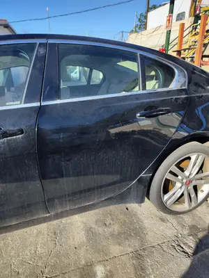 Foto de PUERTA TRASERA IZQUIERDA JAGUAR XE 2.0  Turbo CAT (200 CV / 147 KW)