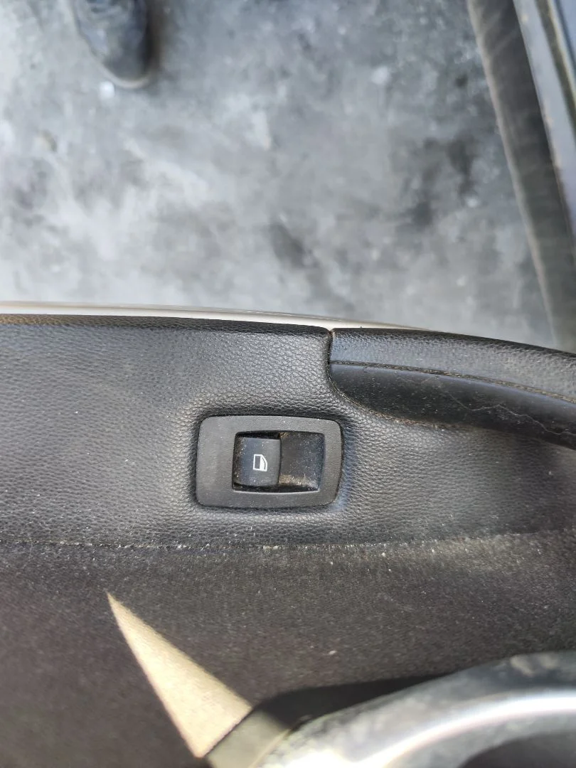 Foto de MANDO ELEVALUNAS TRASERO DERECHO BMW SERIE 3 BERLINA (E90) 2.0 16V Diesel (163 CV / 120 KW)