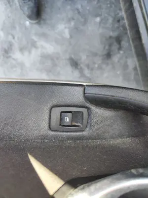 Foto de MANDO ELEVALUNAS TRASERO DERECHO BMW SERIE 3 BERLINA (E90) 2.0 16V Diesel (163 CV / 120 KW)