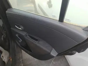 Foto de CERRADURA PUERTA TRASERA DERECHA RENAULT CLIO III 1.2 16V (75 CV / 55 KW) referencia 8200525235 foto 2