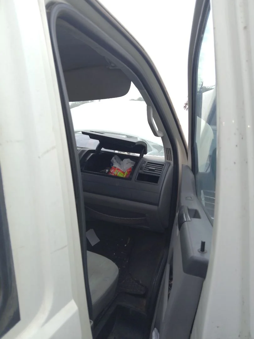 Foto de GOMAS CONTORNO PUERTA VOLKSWAGEN T5 TRANSPORTER FURGÓN/COMBI (7H) 1.9 TDI CAT (AXB) (105 CV / 77 KW)