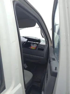 Foto de GOMAS CONTORNO PUERTA VOLKSWAGEN T5 TRANSPORTER FURGÓN/COMBI (7H) 1.9 TDI CAT (AXB) (105 CV / 77 KW)