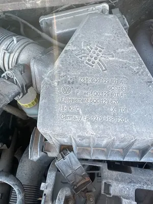 Foto de CAJA FILTRO AIRE SKODA FABIA COMBI (5J5) 1.4 TDI (80 CV / 59 KW) referencia 6Q0129607AR foto 3