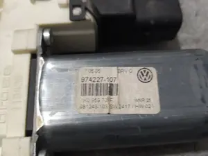 Foto de MANDO ELEVALUNAS TRASERO IZQUIERDO VOLKSWAGEN PASSAT BERLINA (3C2) 2.0 TDI (140 CV / 103 KW) referencia 974227107 foto 4