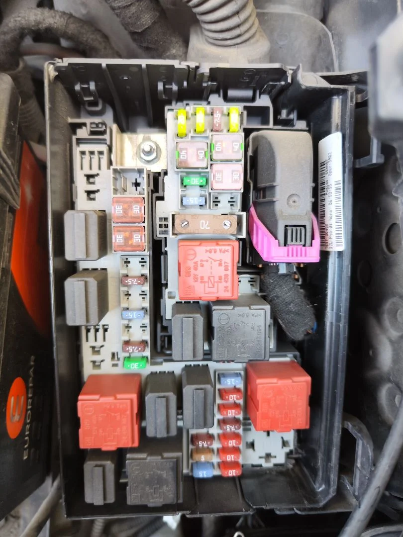 Foto de CAJA RELES / FUSIBLES OPEL CORSA D 1.2 16V CAT (Z 12 XEP / LB4) (80 CV / 59 KW)