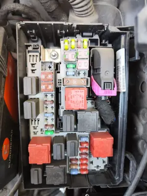 Foto de CAJA RELES / FUSIBLES OPEL CORSA D 1.2 16V CAT (Z 12 XEP / LB4) (80 CV / 59 KW)