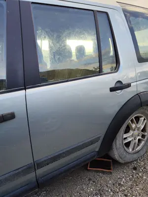 Foto de PUERTA TRASERA IZQUIERDA LAND ROVER DISCOVERY 2.7 Td V6 CAT (190 CV / 140 KW)