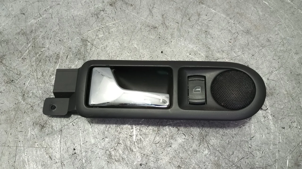 Foto de MANETA INTERIOR TRASERA IZQUIERDA VOLKSWAGEN PASSAT BERLINA (3B2) 1.9 TDI (116 CV / 85 KW) referencia 3B0839113