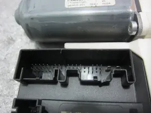 Foto de MOTOR ELEVALUNAS DELANTERO DERECHO SEAT LEON (1P1) 1.9 TDI (105 CV / 77 KW) referencia 1P0837402 foto 4