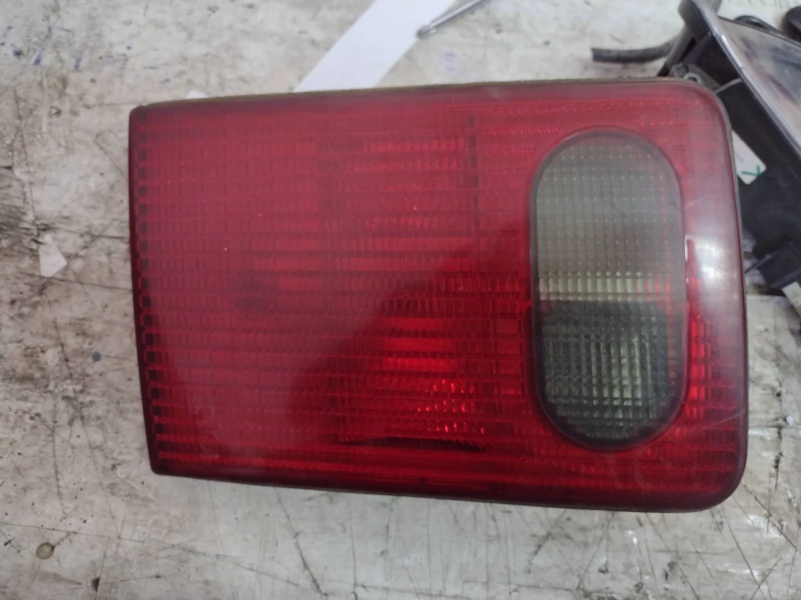 Foto de PILOTO TRASERO IZQUIERDO INTERIOR AUDI A8 (D2) referencia 4D0945093