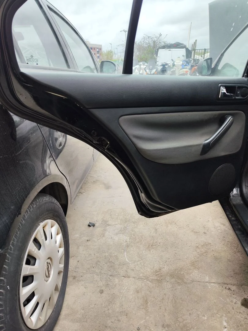 Foto de GUARNECIDO PUERTA TRASERA IZQUIERDA VOLKSWAGEN BORA BERLINA (1J2)(1998) 1.9 TDI (110 CV / 81 KW)