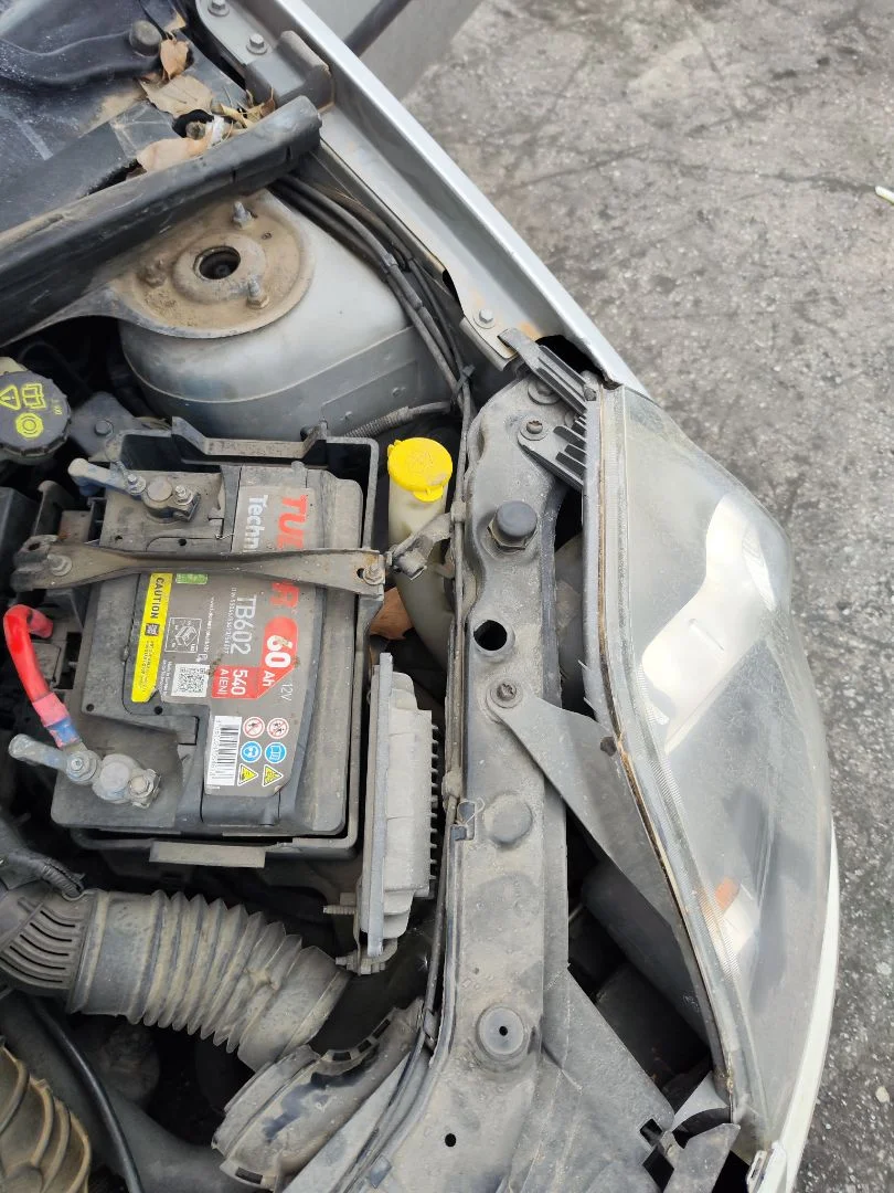 Foto de CAJA RELES / FUSIBLES FORD FIESTA (CBK) 1.4 TDCi CAT (68 CV / 50 KW)