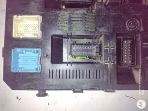 Foto de CAJA RELES / FUSIBLES CITROEN C4 BERLINA 1.6 16V HDi (90 CV / 66 KW) referencia 9661940480 foto 5