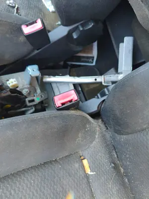 Foto de ENGANCHE CINTURON DELANTERO IZQUIERDO AUDI A2 (8Z) 1.4 TDI (75 CV / 55 KW)