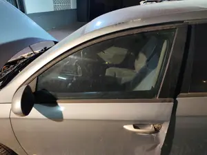 Foto de LUNA DELANTERA IZQUIERDA VOLKSWAGEN PASSAT BERLINA (3C2) 2.0 TDI (140 CV / 103 KW) referencia 3C4845201B