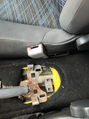 Foto de PRETENSOR AIRBAG DERECHO RENAULT CLIO III 1.2 16V (75 CV / 55 KW)