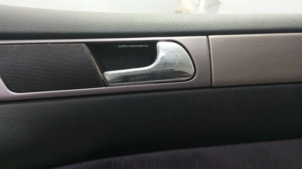 Foto de MANETA INTERIOR DELANTERA DERECHA AUDI A6 BERLINA (4B2) 2.5 V6 24V TDI (150 CV / 110 KW) referencia 4B837020