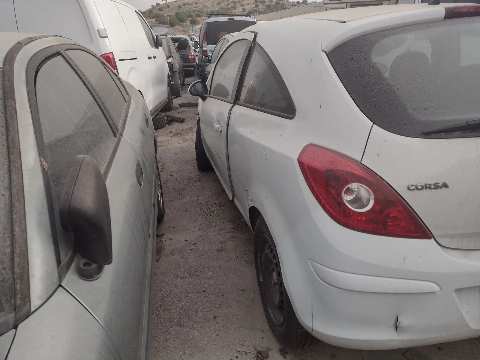Foto de PILOTO TRASERO IZQUIERDO OPEL CORSA D 1.2 16V CAT (Z 12 XEP / LB4) (80 CV / 59 KW) referencia 93189092
