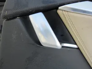 Foto de MANETA INTERIOR TRASERA DERECHA TESLA MODEL S eléctrico 270 kW (367 CV / 270 KW)