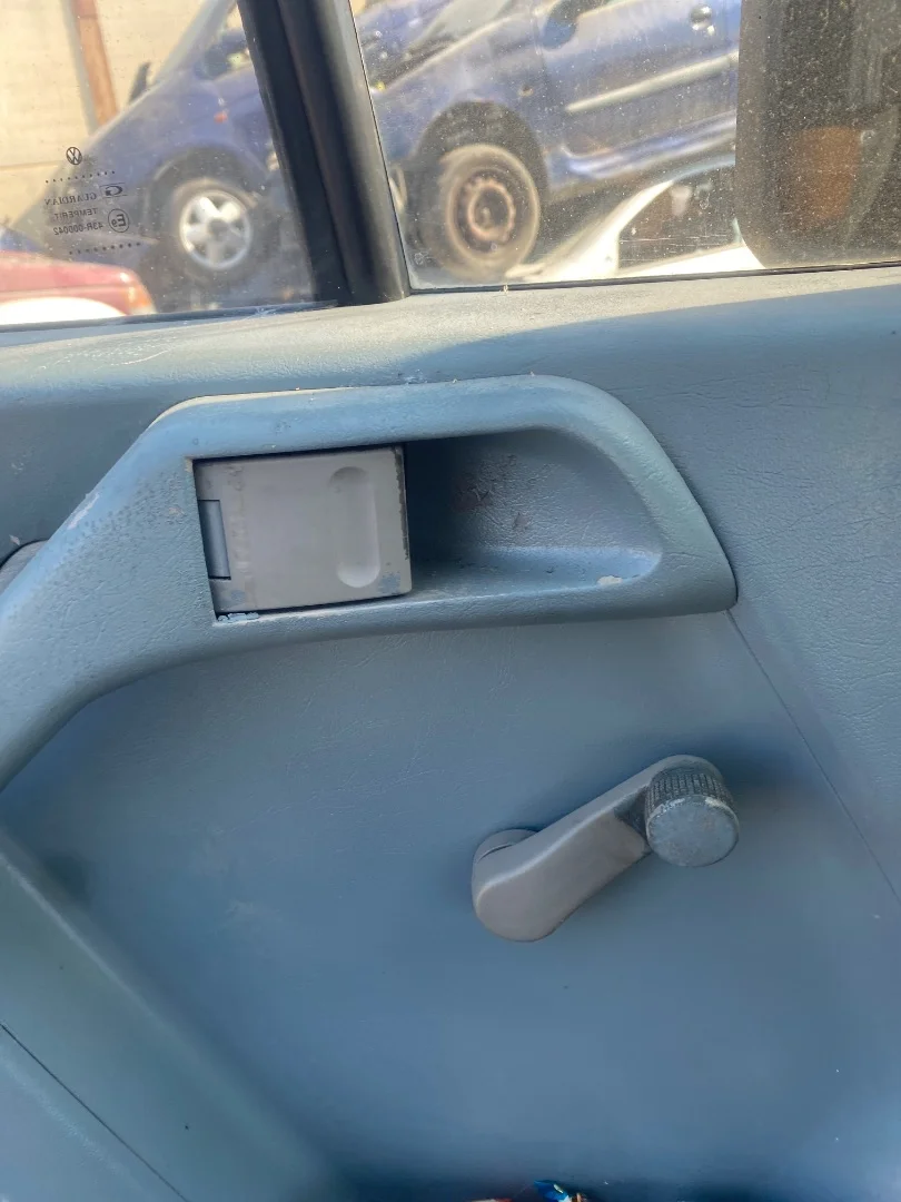 Foto de MANETA INTERIOR DELANTERA IZQUIERDA VOLKSWAGEN LT FURGÓN/COMBI 2.5 TDI (109 CV / 80 KW)