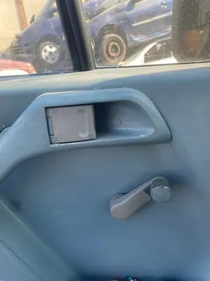 Foto de MANETA INTERIOR DELANTERA IZQUIERDA VOLKSWAGEN LT FURGÓN/COMBI 2.5 TDI (109 CV / 80 KW)