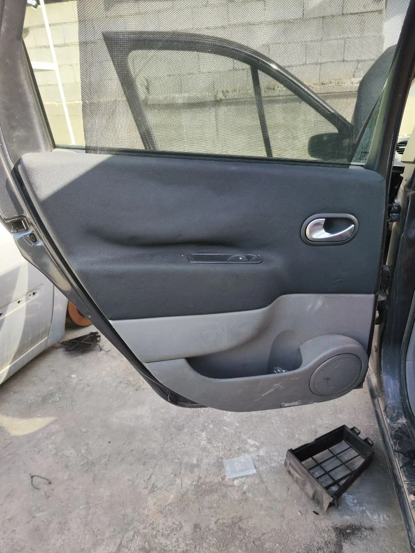 Foto de GUARNECIDO PUERTA TRASERA IZQUIERDA RENAULT SCENIC II (JM) 1.5 dCi Diesel (106 CV / 78 KW)