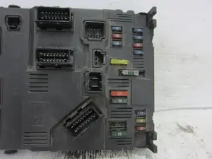 Foto de CAJA RELES / FUSIBLES CITROEN C2 1.4 (73 CV / 54 KW) referencia S118085200I foto 6