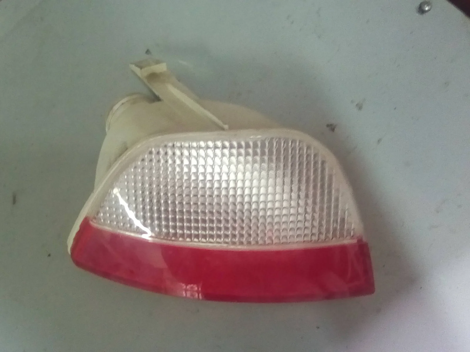Foto de FARO ANTINIEBLA TRASERO DERECHO FORD FOCUS BERLINA (CAK) 2.0 16V CAT (131 CV / 96 KW)