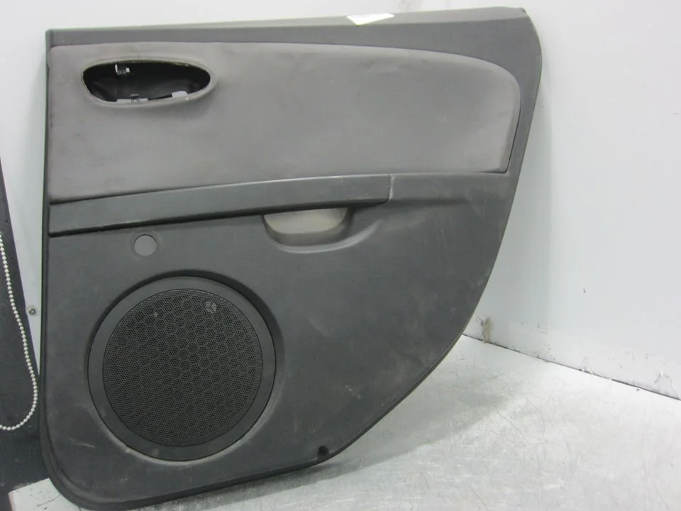 Foto de GUARNECIDO PUERTA TRASERA DERECHA SEAT LEON (1P1) 1.6 TDI (105 CV / 77 KW) referencia 1P0867212