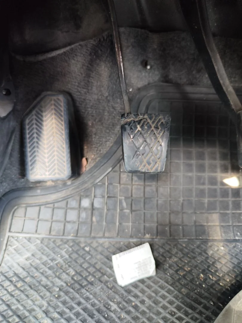 Foto de PEDAL EMBRAGUE TOYOTA COROLLA (E11) 2.0 Turbodiesel CAT (90 CV / 66 KW)