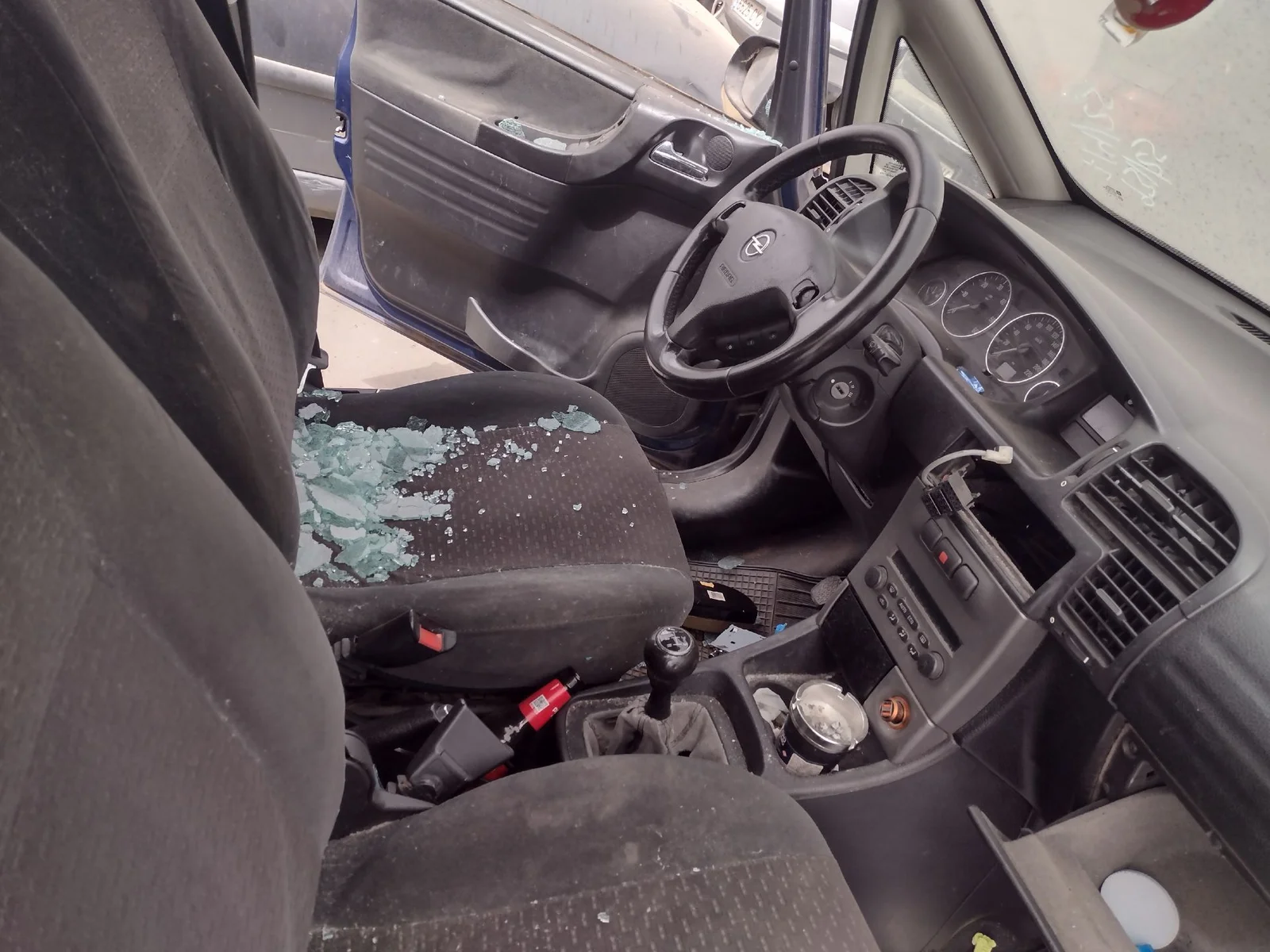 Foto de ENGANCHE CINTURON DELANTERO DERECHO OPEL ZAFIRA A 2.0 DTI (101 CV / 74 KW)