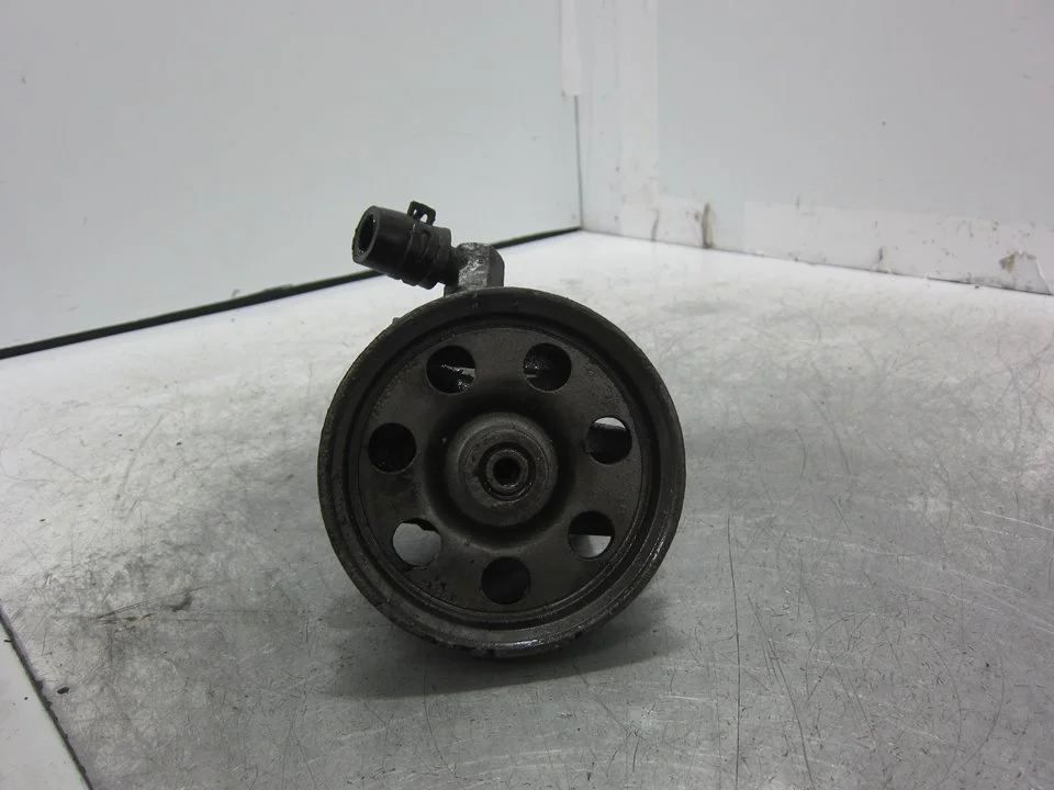Foto de BOMBA DIRECCION FORD FOCUS BERLINA (CAK) referencia XS4E3A733AC