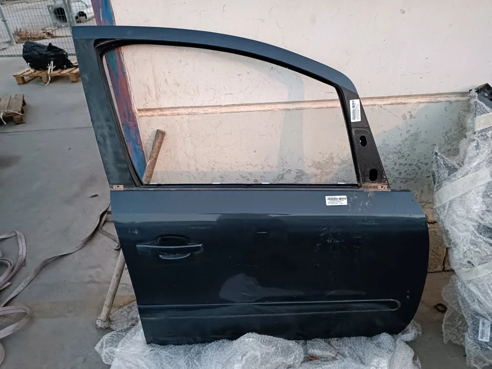 Foto de PUERTA DELANTERA DERECHA OPEL ZAFIRA B 1.9 CDTI (120 CV / 88 KW)